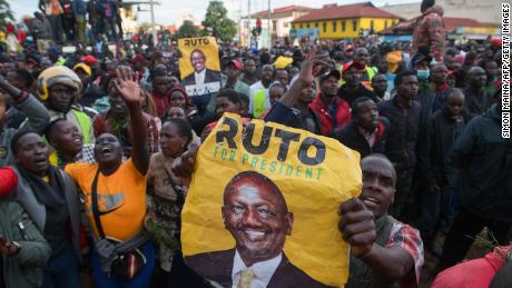 केन्या के निर्वाचित राष्ट्रपति विलियम रुतो के समर्थक, 15 अगस्त, 2022 को एल्डोरेट में जश्न मनाते हैं।