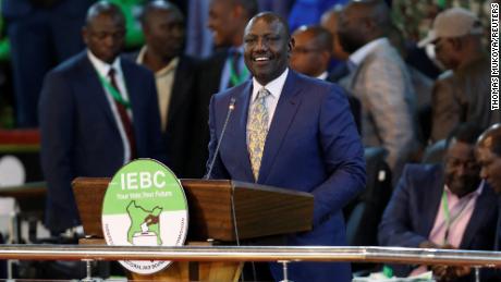Ruto fala após ser declarado vencedor das eleições presidenciais do Quênia, no Centro Nacional de Tallying IEBC em Bomas do Quênia, em Nairóbi, Quênia, em 15 de agosto de 2022. 