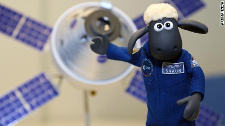 Shaun le mouton est photographié devant une maquette du vaisseau spatial Orion.