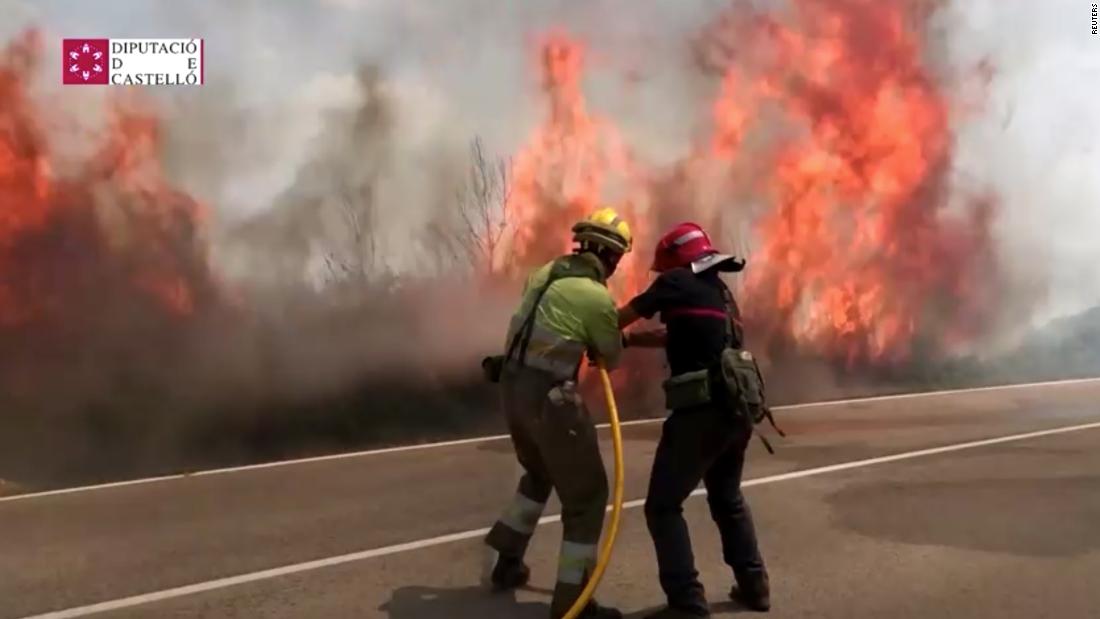 Video: Firefighters in Valencia, Spain, battle dangerous wildfire – CNN Video