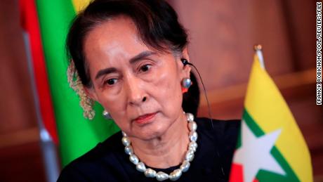 미얀마 전 지도자 아웅산 수치가 6년형을 선고받았다.