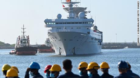 El buque de investigación y exploración de China, Yuan Wang 5, llega al puerto de Ambantota el 16 de agosto de 2022.  