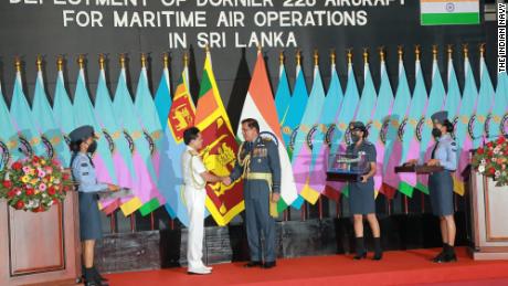 Satish Kumar Namdeo Kormade, Vicejefe de la Marina de la India y Alto Comisionado de la India en Sri Lanka Gopal Bagle junto con dignatarios presentan un avión espía a la nación insular de la India el 15 de agosto de 2022. 