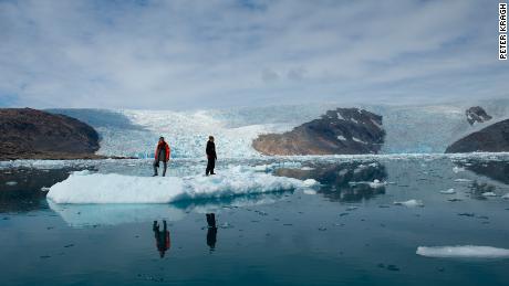 David Gruber (solda) ve John Sparks (sağda) Doğu Grönland'da bir buzdağını inceliyor.