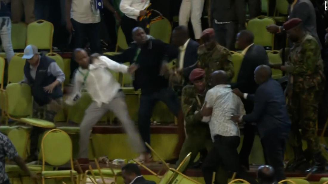 See the chaotic scenes as Kenya elects new president