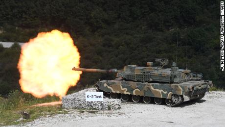 대한민국 보천에서 열린 2018 대한민국 국방엑스포에서 열린 실사격 시연 중 한국의 K2 탱크가 화재를 일으키고 있다. 