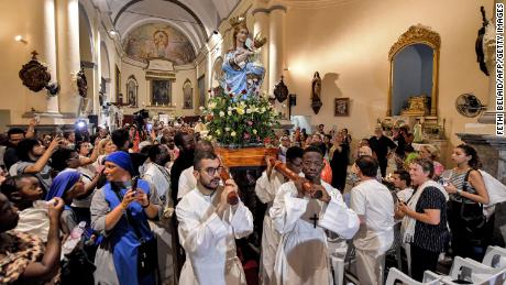 مصلون يحملون ضريح مادونا دي تراباني خلال موكب خلال العيد الكاثوليكي السنوي لرفع السيدة العذراء في كنيسة القديس أوغسطين والقديس المؤمنين بضاحية حلق الوادي بتونس العاصمة التونسية في أغسطس 15. 