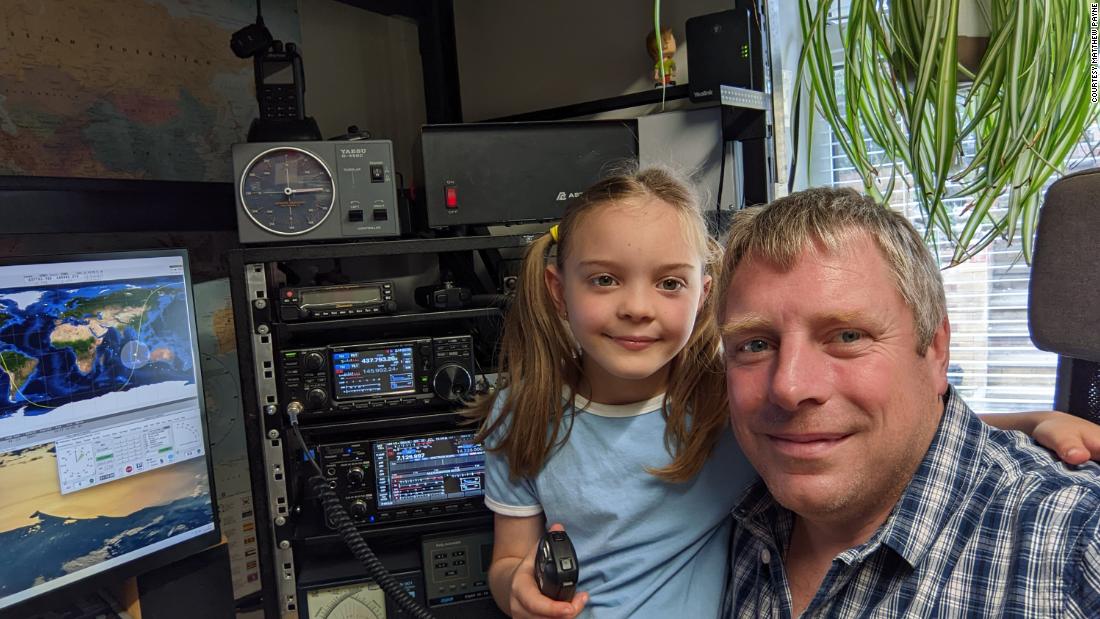 8-річна дівчинка розмовляє з астронавтом на Міжнародній космічній станції за допомогою любительського радіо