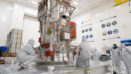 임무 팀은 현재 다른 역사적인 임무가 발사 전에 수행된 NASA 제트 추진 연구소의 청정실인 High Bay 1에 Europa Clipper를 조립하고 있습니다.