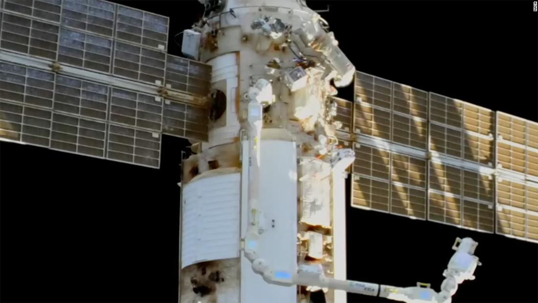 Ruimtewandeling afgebroken door het ruimtepakprobleem van de Russische kosmonaut