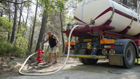 دانيال مارتل يملأ شاحنة مياه اشترتها السلطات المحلية في قرية سيلانس لملء خزانات حي لم تعد به مياه جارية.                            