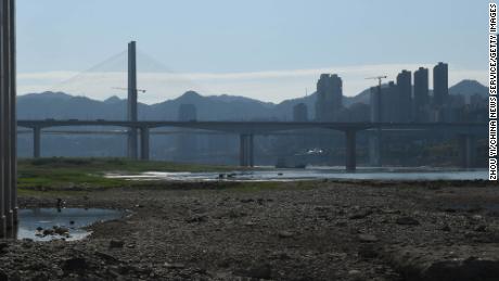 De Yangtze-rivier is op 17 augustus drooggevallen in Chongqing, China. 