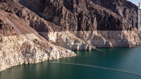 Un filigrane de baignoire circulaire au Hoover Dam/Lake Mead, le plus grand réservoir d'eau artificiel du pays, formé par un barrage sur le fleuve Colorado.