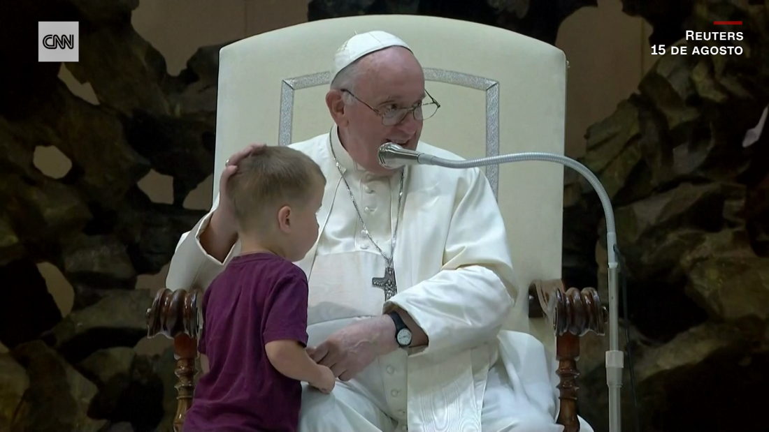 Niño sorprende al papa Francisco durante una audiencia en el Vaticano ...