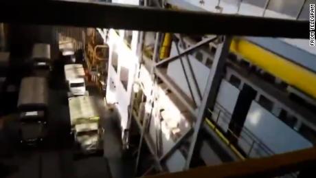 Nuevo video muestra vehículos militares rusos estacionados dentro de una sala de turbinas adjunta a un reactor en la planta de energía nuclear de Zaporizhia.