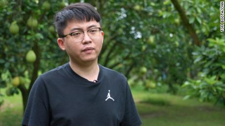 Petani pomelo Taiwan, Li Meng-han, mengatakan dia lengah dengan larangan impor China.