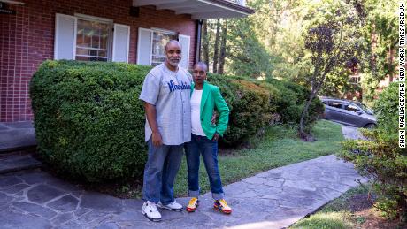 Una pareja negra demanda después de que dicen que la valoración de la casa aumenta casi $ 300,000 cuando lo muestra un colega blanco