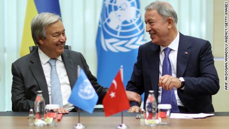 Turkish Defense Minister Hulusi Akar (R) and United Nations Secretary-General Antonio Guterres (L) held a joint press conference on Saturday. 