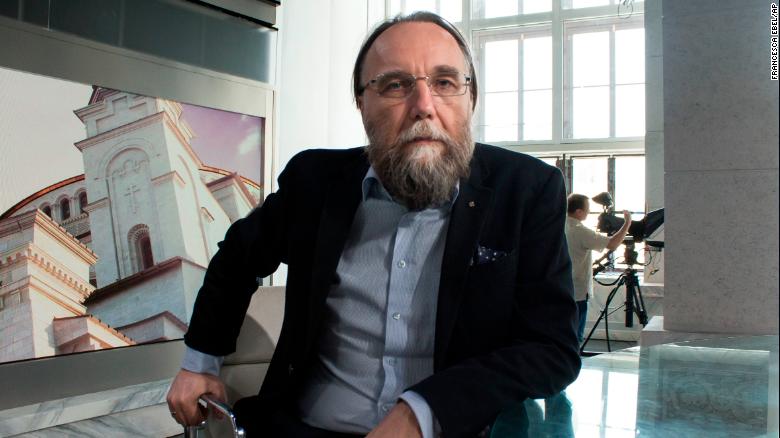 Alexander Dugin นักเขียนและนักอุดมคติชาวรัสเซียที่อยู่ทางขวาสุดในกรุงมอสโกในปี 2559 ลูกสาวของเขาถูกสังหารในรถระเบิด ตามรายงานของสื่อของรัฐรัสเซีย