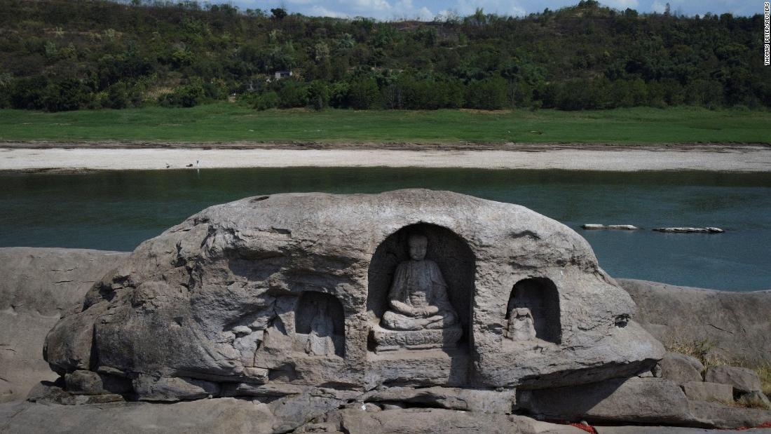 Las aguas del río Yangtze revelan estatuas budistas