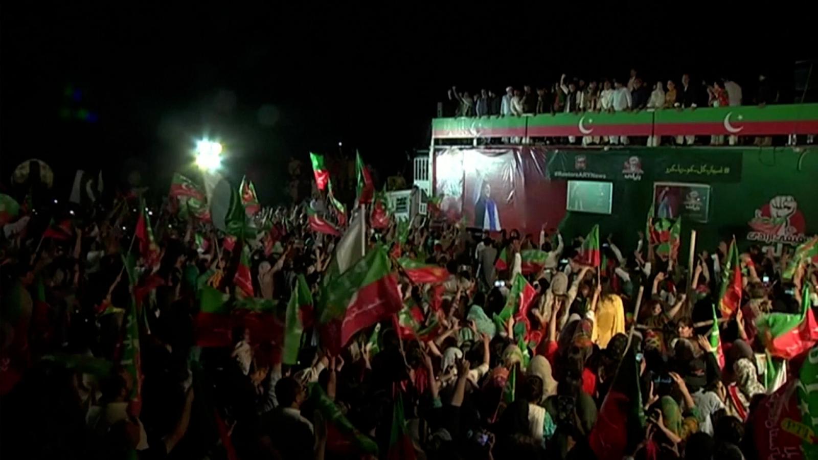 Video: Pakistani Supporters Of Former Prime Minister Imran Khan Gather ...