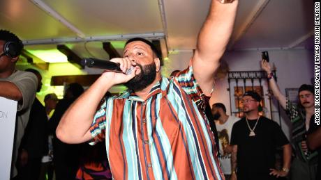DJ Khaled se produit lors d'un événement lors de la Miami Swim Week le 16 juillet à Miami Beach, en Floride. 