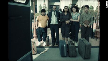 Una escena retrospectiva de "  Mo & quot;  Representa a la familia cuando están a punto de dejar Kuwait para una nueva vida en Houston, Texas. 