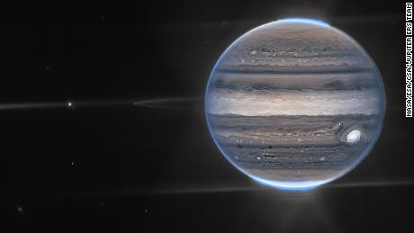 Dans une image composite Webb NIRCam, la grande tache rouge de Jupiter (en bas à droite) apparaît blanche. 