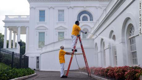 Летние каникулы Байдена дают время на ремонт Белого дома