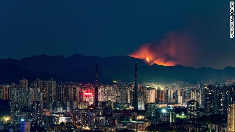 중국 충칭 시가 기록적인 폭염으로 고통받으면서 산불이 발생했습니다.