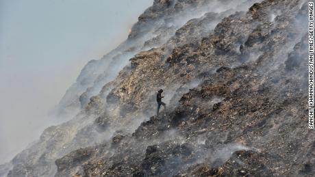 A trash heap 62 meters high shows the scale of India&#39;s climate challenge