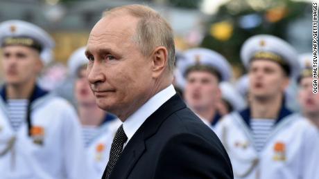 El presidente ruso, Vladimir Putin, pasa revista a las tropas en el desfile del Día de la Marina Rusa, en San Petersburgo, el 31 de julio de 2022.