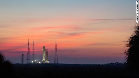 La pile de fusées Artemis I de la NASA est sur Launchpad 39b au Kennedy Space Center le 17 août.