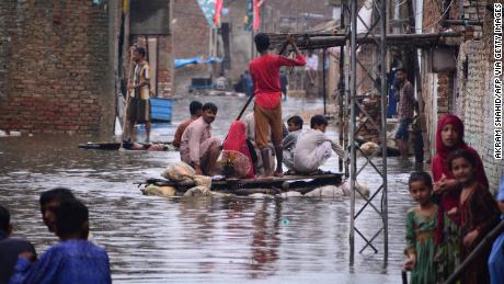 ولقي أكثر من 900 شخص بينهم 326 طفلا حتفهم بسبب الأمطار الموسمية والفيضانات في باكستان