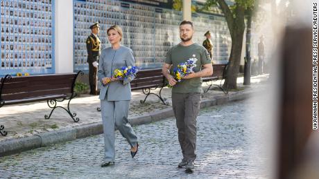 Ukraine&#39;s President Volodymyr Zelenskiy and his wife Olena visit the Memory Wall of Fallen Defenders of Ukraine in Kyiv on August 24.