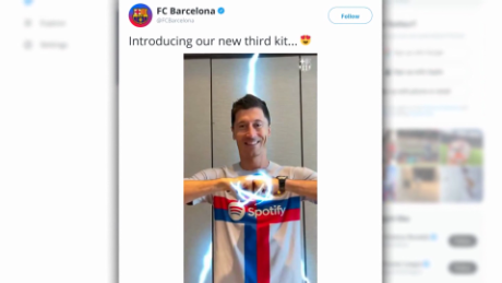 Vea la camiseta del Barcelona - CNN Video