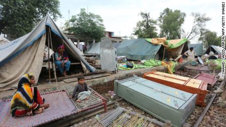 A lakosok augusztus 24-én a pakisztáni Pandzsáb tartomány Rajanpur kerületében keresnek menedéket egy ideiglenes táborban.