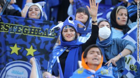 Les femmes iraniennes autorisées à assister à un match de football national pour la première fois en plus de 40 ans