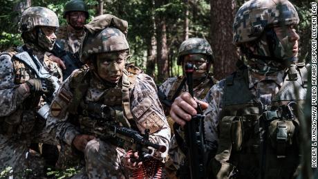 Os soldados letões Zemessardze, ou Guarda Nacional, se preparam para atacar durante um exercício de táticas de pequenas unidades em junho de 2020 durante a implementação do Conceito Operacional de Resistência com aliados e parceiros da OTAN perto de Iecava, Letônia. 