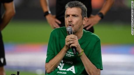 Juan Carlos Unzué delivers a speech before the start of the charity match. 