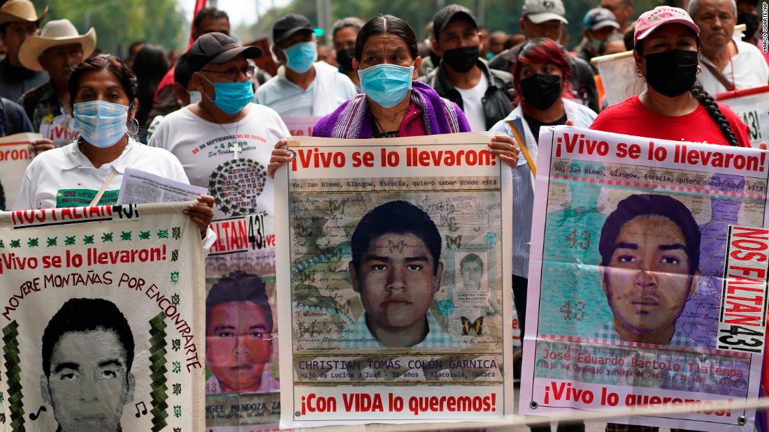 أولياء أمور 43 طالبًا مكسيكيًا مفقودًا يرحبون باعتقال المدعي العام السابق