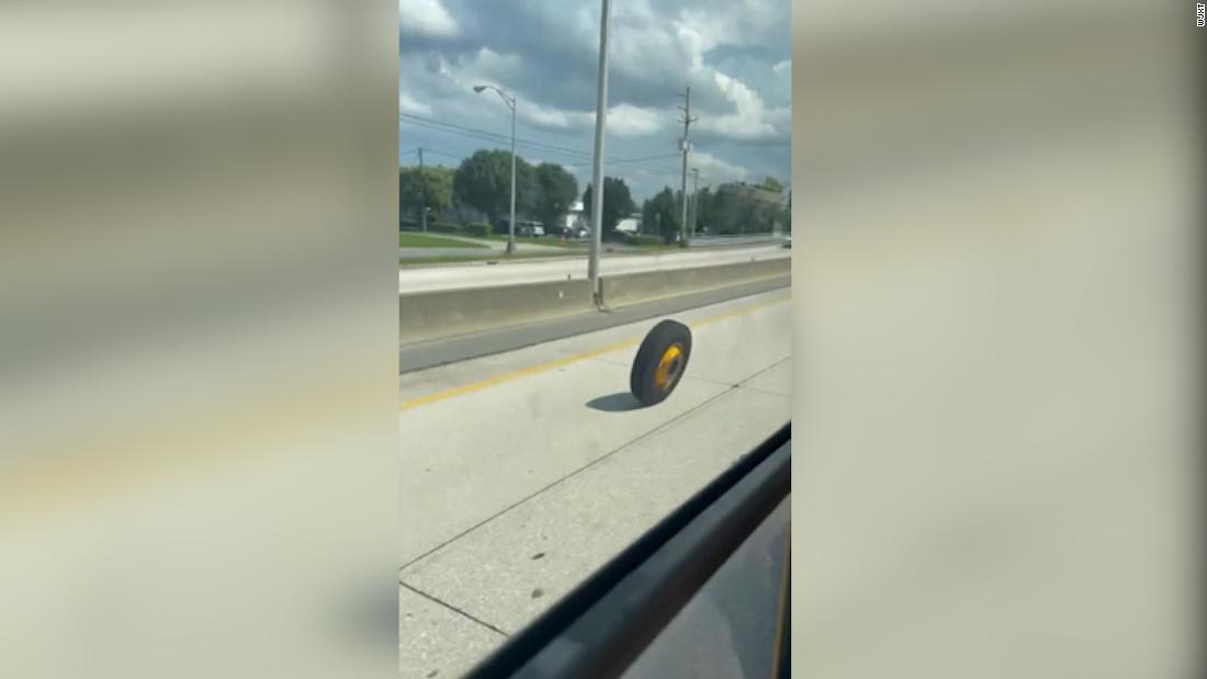Video shows school bus lose tire while driving with students – CNN Video