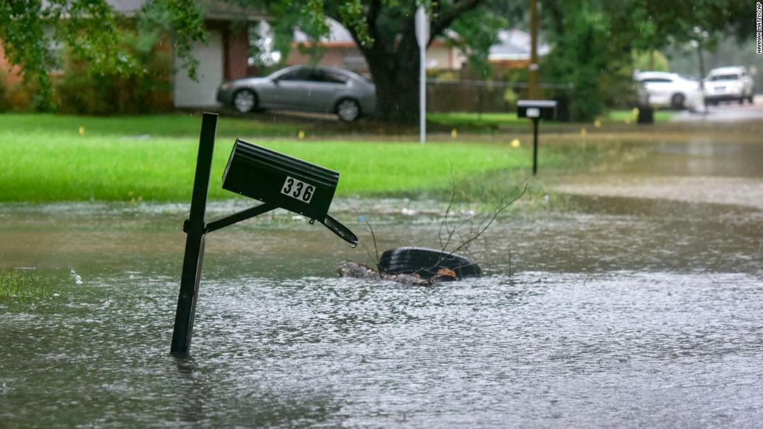 ‘Get out now’: Mayor urges residents to flee ahead of rising river waters in Mississippi