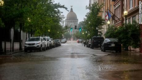 Les inondations causées par les fortes pluies qui ont frappé la région au cours des derniers jours peuvent être observées près de la capitale de l'État au centre-ville de Jackson, dans le Mississippi, mercredi.