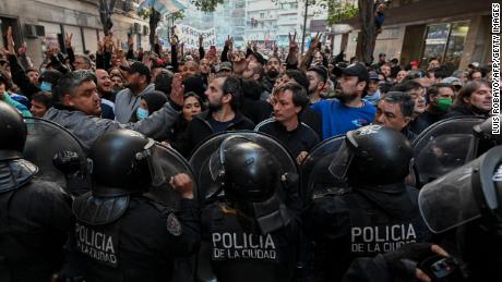 At least 14 police injured as supporters of Argentina&#39;s vice president protest