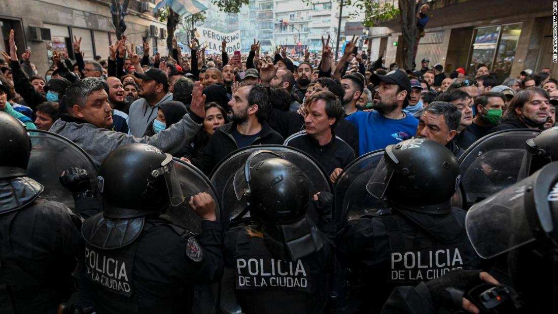 at-least-14-police-injured-as-supporters-of-argentina-s-vice-president-protest
