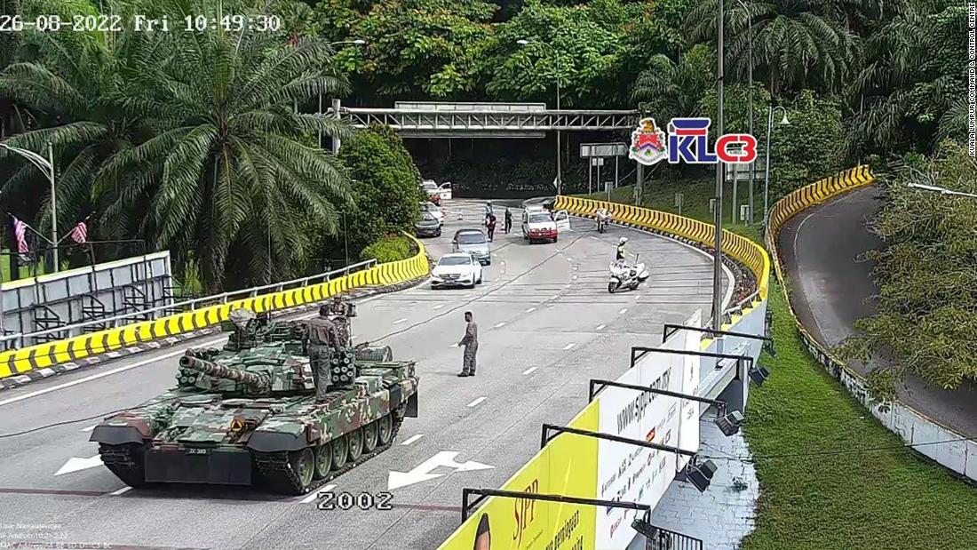 Malajzijská armáda sa ospravedlňuje po páde tanku a obrnených vozidiel v Kuala Lumpur