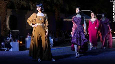 Para model menampilkan koleksi terbaru saat Jimmy Fashion Show, di mana perancang busana lokal dan internasional meluncurkan koleksi mereka di Riyadh, Arab Saudi, pada hari Jumat.  Desainer Saudi menghadapi kesulitan di masa lalu sebelum mengurangi pembatasan di kerajaan, harus bepergian ke luar negeri untuk memamerkan karya mereka.