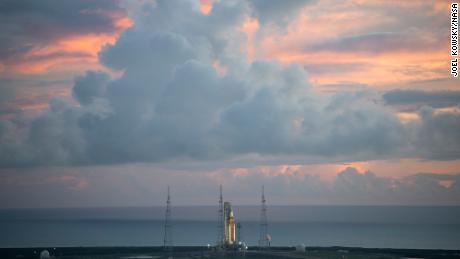 NASA&#39;s Space Launch System rocket and Orion spacecraft sit on the launchpad.