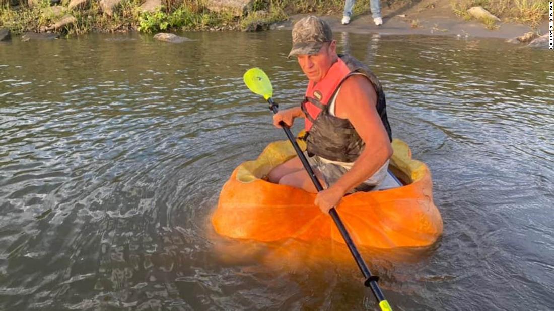 220829134805 01 pumpkin boat super tease A man paddled 38 miles down the Missouri River in a hollowed-out pumpkin